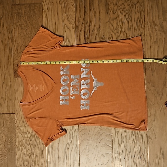 UT Hook Em Horns Tee Texas Longhorns Burnt Orange V neck Medium Short Sleeves - Picture 5 of 6